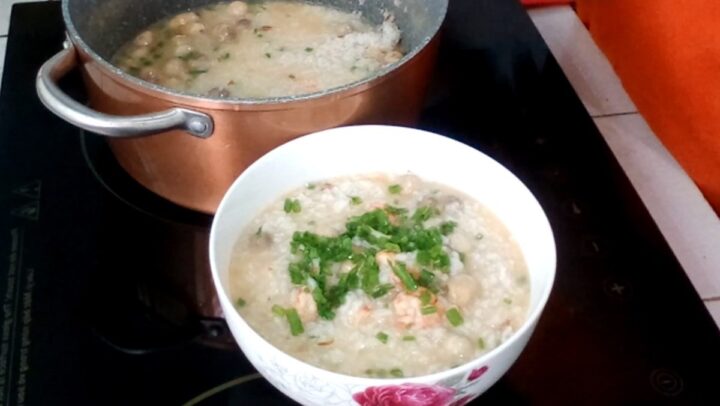 Bát cháo tôm nấm rơm nóng hổi, thơm ngon