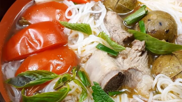 Món bún sườn nấu sấu thơm ngon kích thích vị giác