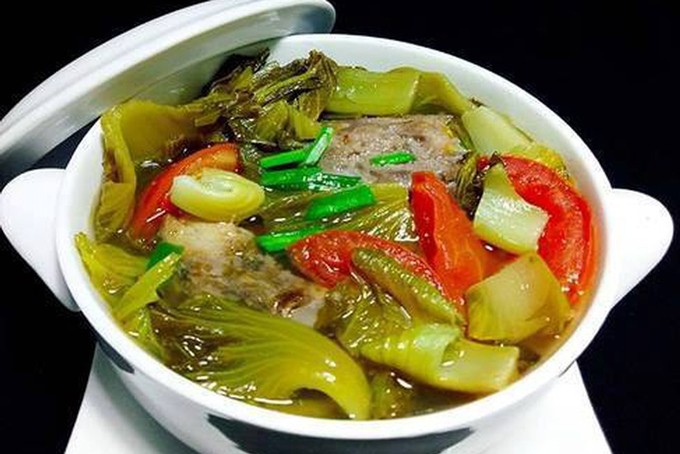 Canh cá với dưa chua là món ngon của miền Bắc và miền Nam