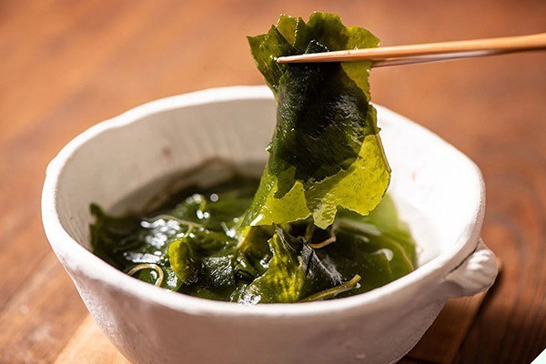 Bát canh rong biển Hàn Quốc truyền thống với thịt bò thơm ngon