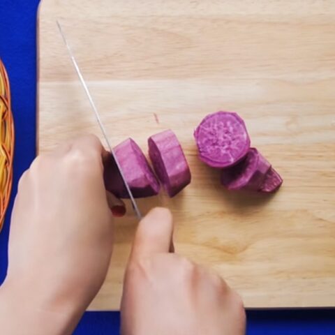 Sơ chế khoai lang tím tươi và lá dứa cho món chè