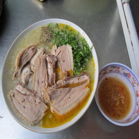 Bát cháo vịt miền Tây nóng hổi với thịt vịt thái lát và rau thơm