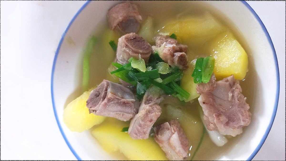 Tô canh sườn đu đủ nóng hổi, thanh mát
