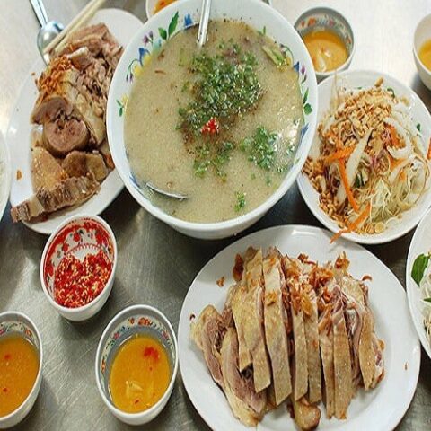 Cháo vịt miền Trung thơm ngon đậm vị với thịt vịt luộc và các loại rau ăn kèm