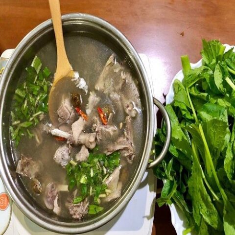 Nồi lẩu vịt om sấu nghi ngút khói, đậm đà hương vị truyền thống Hà Nội
