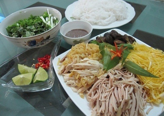 Sơ chế nguyên liệu chuẩn bị cách nấu bún thang kiểu Hà Nội