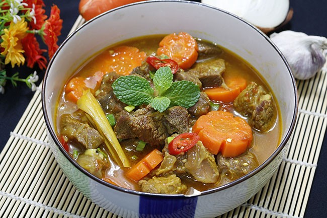 Món bò kho ăn cơm thơm lừng, màu sắc hấp dẫn
