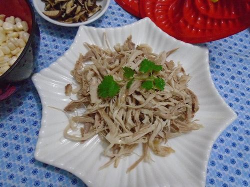 Thịt gà xé sợi cho súp gà ngô non cho bé
