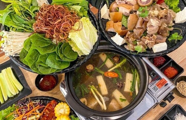 Cách nấu nước dùng lẩu đậm đà từ xương và rau củ tươi ngon