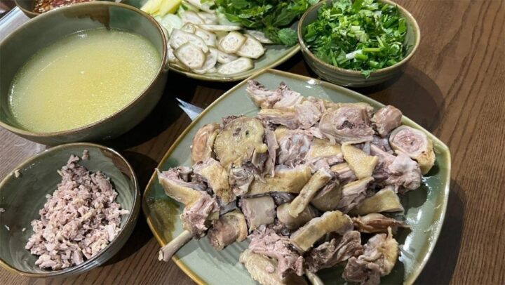 Tô cháo vịt thơm ngon với thịt vịt mềm và nước dùng trong veo, biểu tượng cho cách nấu nước dùng ngon ngọt