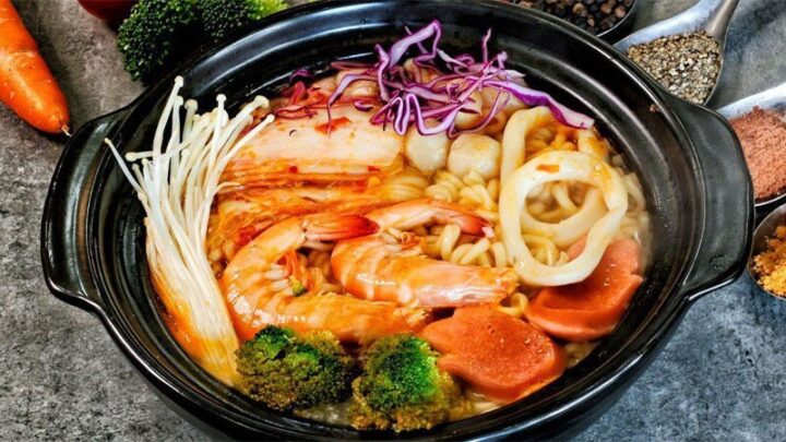 Món mì kim chi hải sản hấp dẫn với nước dùng đỏ au và hải sản tươi ngon
