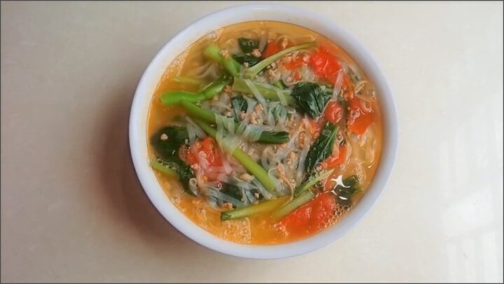 Mì gạo cà chua thịt băm và mì gạo cà chua trứng thơm ngon
