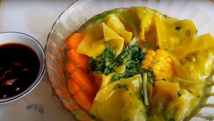 Một bát hoành thánh chay nước với rau củ và nấm thanh đạm, hấp dẫn
