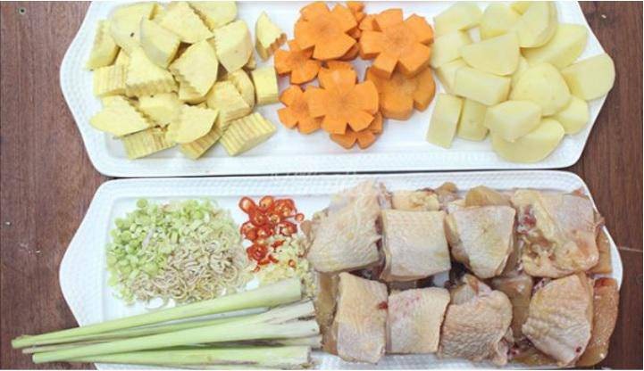Sơ chế nguyên liệu cho món gà cà ri khoai tây đậm đà