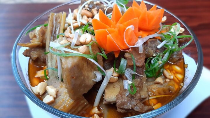Sườn bò hầm sả thơm lừng, một trong những cách nấu sườn bò hầm được yêu thích nhất.