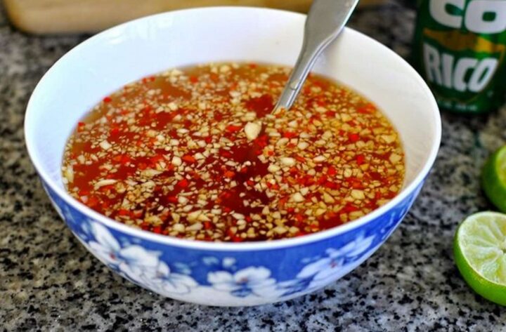 Nước chấm tỏi ớt chua ngọt chuẩn vị Việt, kết hợp hoàn hảo với nhiều món ăn