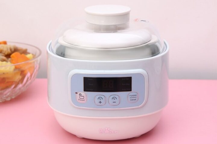 Nồi nấu chậm Bear 0.8 lít DDZ-A08G2 có thiết kế nhỏ gọn, tô điểm không gian bếp với gam màu xanh tươi mát, dễ thương