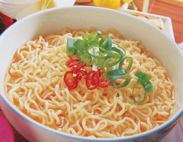 Bát mì gói truyền thống, gợi nhớ hương vị tôm hấp chấm sốt ớt