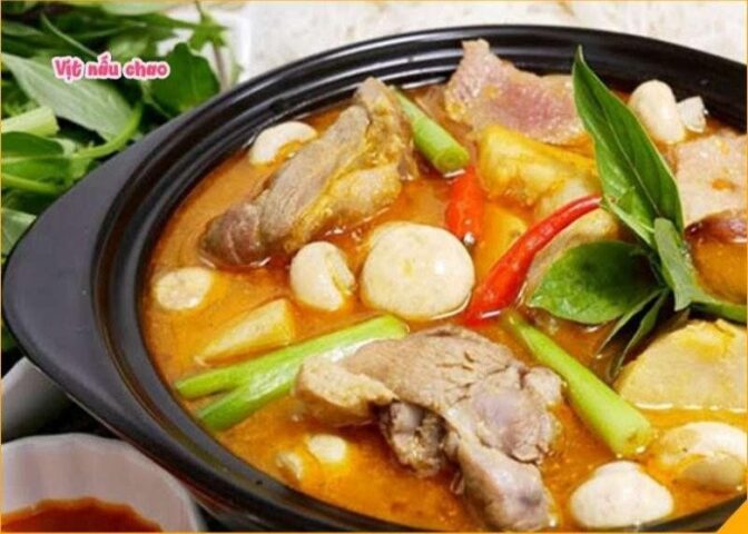 Vịt nấu chao thành phẩm nóng hổi, màu sắc hấp dẫn với thịt vịt mềm và khoai môn bùi béo