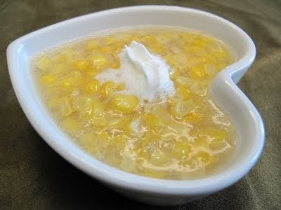 Bát chè ngô nếp sánh mịn thơm ngon, trang trí đẹp mắt với nước cốt dừa và lạc rang