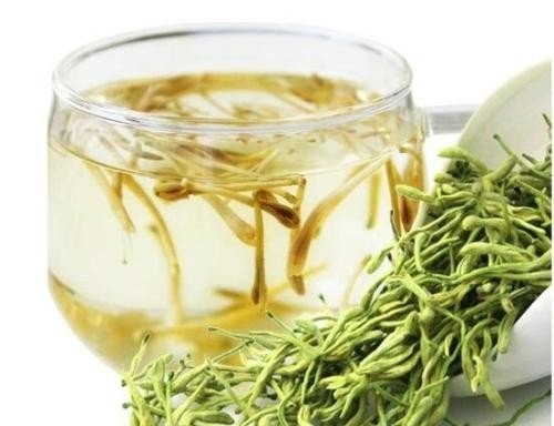 Hoa đu đủ đực tươi sau khi sơ chế, sẵn sàng cho các cách nấu hoa đu đủ đực thành nước uống hoặc món ăn.