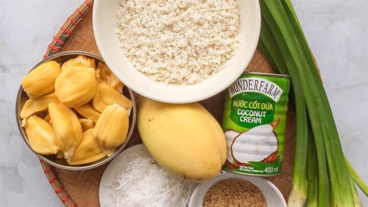 Nguyên liệu chuẩn bị để nấu xôi mít bằng nồi cơm điện với lá dứa