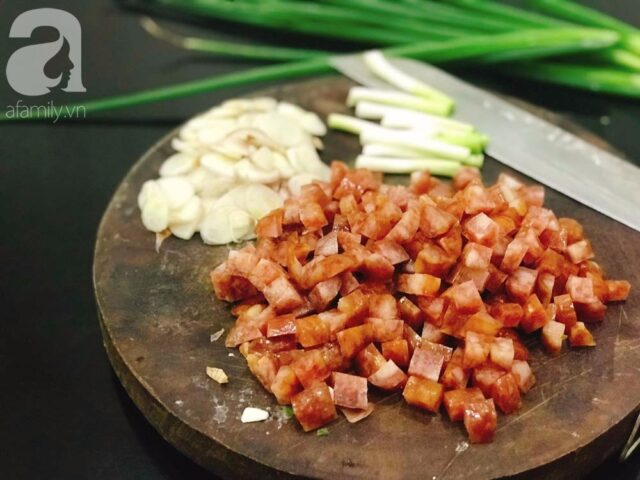 Lạp xưởng được xẻ dọc và thái khúc vuông, sẵn sàng để chiên giòn làm topping cho xôi sắn dừa
