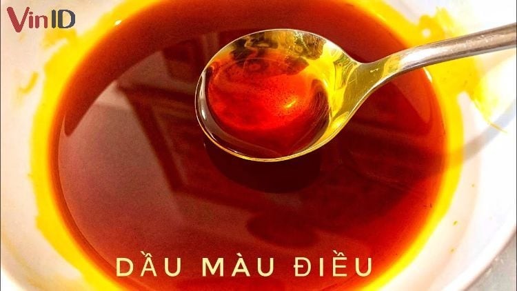 Dùng dầu màu điều hoặc bột màu điều sẽ giúp món ăn có màu sắc đẹp mắt.
