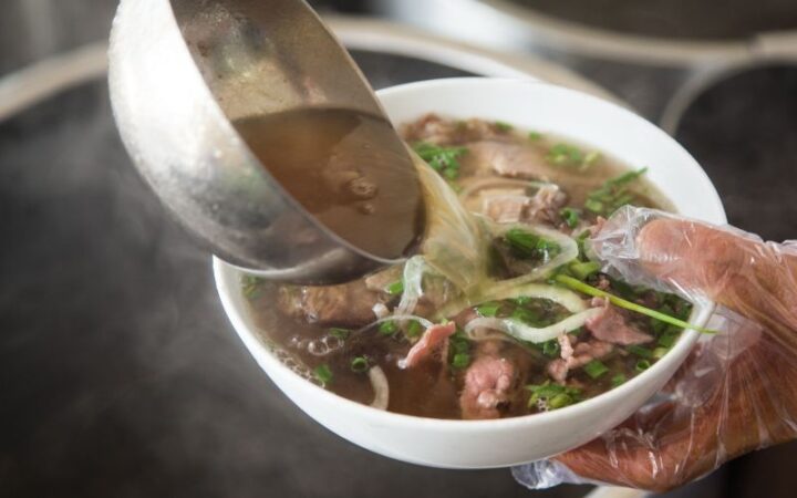 Nồi nước dùng phở bò thơm ngon, đậm đà chuẩn bị cho cách nấu bánh phở khô tại nhà