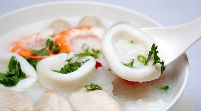 Bé từ 10 tháng tuổi có thể ăn cháo mực tươi ngon