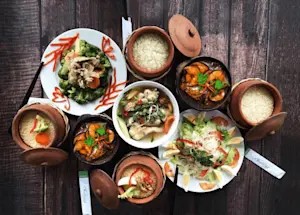 Gợi ý công thức món ngon hàng ngày với bữa ăn truyền thống, nổi bật là món cá kho trong nồi đất và rau xanh tươi mát, chuẩn vị bữa cơm Việt.