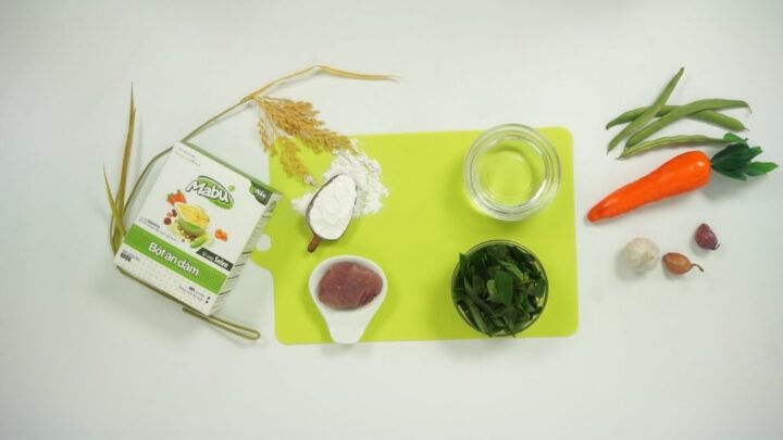 Bát bột ăn dặm sánh mịn chuẩn bị cho bé, thể hiện cách nấu bột ăn dặm đúng cách và tỉ mỉ