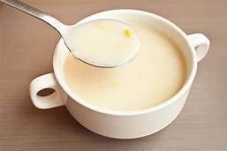 Bát thức ăn dặm dinh dưỡng cho bé được nấu tại nhà, thể hiện cách nấu thức ăn cho bé đúng chuẩn
