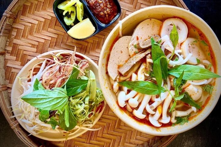 Tô bún Huế chay nóng hổi với nấm, bò chay và rau thơm, minh họa cách nấu bún chay cực ngon kiểu Huế.