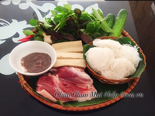 Đậu hũ, thịt chân giò, rau sống, bún lá và các gia vị cần thiết cho món bún đậu mắm tôm