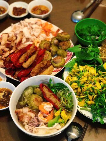 Bún mắm miền Tây với đa dạng nguyên liệu hải sản và rau sống
