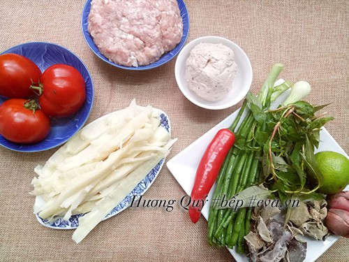 Thịt băm tươi ngon chuẩn bị làm bún thịt viên