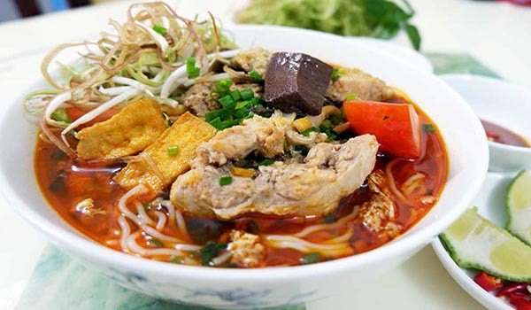 Bát bún riêu cua đồng nóng hổi thơm ngon với gạch cua, đậu phụ và rau ăn kèm, món ngon cho cách nấu tiệc tại nhà
