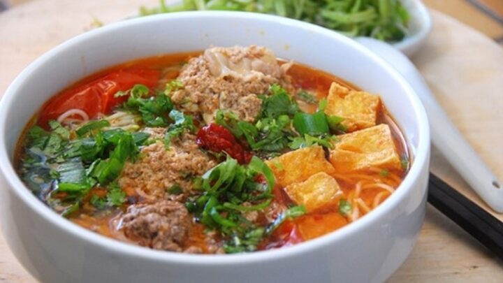 Tô bún riêu cua thơm lừng, một trong những cách nấu các món đơn giản cho bữa sáng