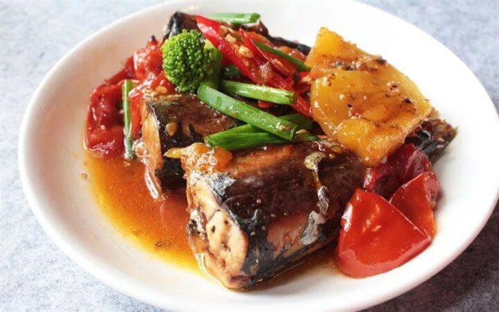 Cá nục 1 nắng kho dứa chua ngọt, thơm lừng