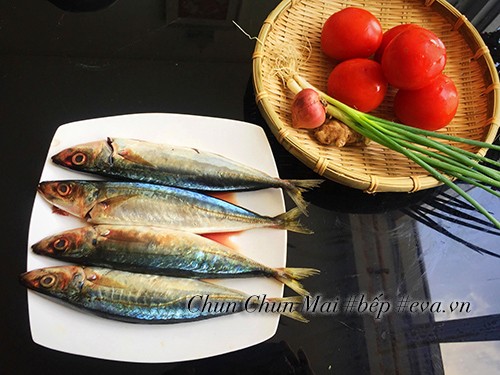 Chuẩn bị nguyên liệu tươi ngon cho cách nấu cá nục kho cà chua