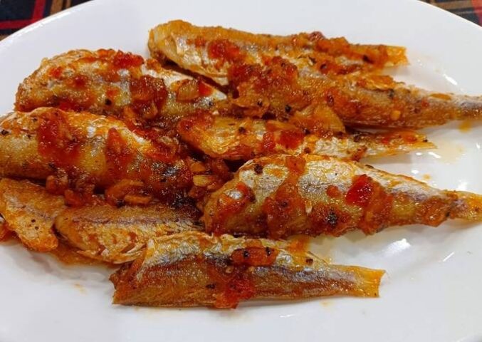 Cá phèn hồng 1 nắng chiên sốt mắm tỏi ớt thơm ngon, một cách nấu cá phèn hồng 1 nắng hấp dẫn