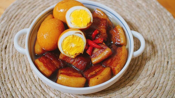 Thịt ba chỉ đã thái miếng và sơ chế sạch sẽ, sẵn sàng cho công đoạn ướp gia vị trước khi nấu