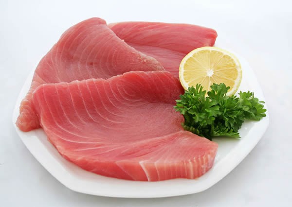 Hình ảnh sơ chế cá, nguyên liệu có thể dùng trong một số cách nấu món ăn vặt hải sản, nhấn mạnh tầm quan trọng của việc chuẩn bị kỹ lưỡng.