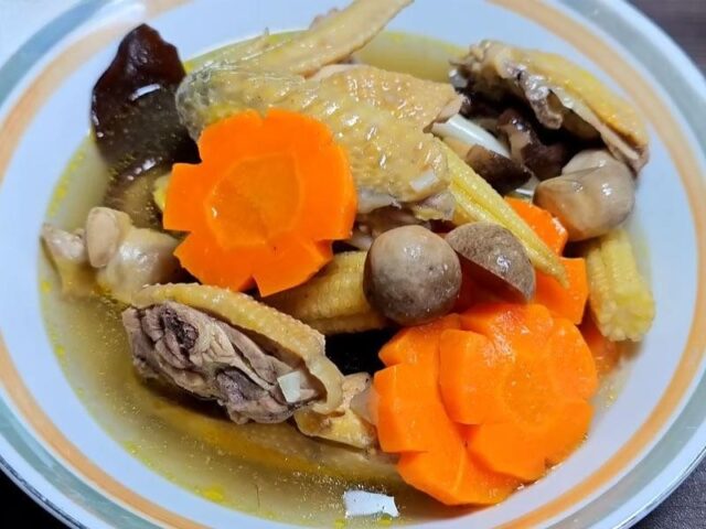 Canh gà nấm rơm cơ bản thanh đạm, giàu dinh dưỡng cho bữa cơm gia đình