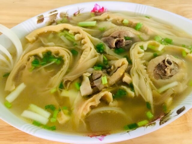 Món gà kho măng khô thơm lừng, thịt gà mềm thấm gia vị, là cách nấu gà kho măng truyền thống được yêu thích.