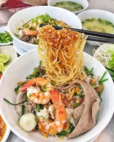 Tô hủ tiếu Nam Vang thơm ngon, hấp dẫn với tôm, trứng cút và thịt băm, minh họa cách nấu hủ tiếu ngon để bán.
