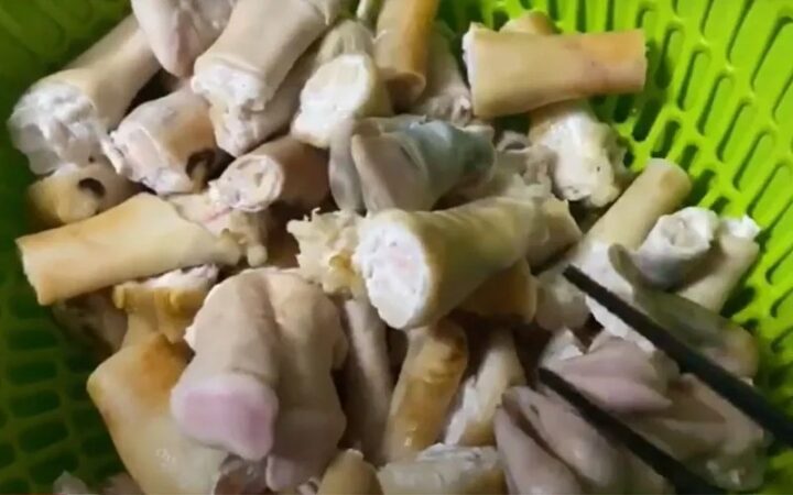 Hình ảnh chân giò dê đang được chặt thành từng miếng vừa ăn để chuẩn bị cho món giả cầy.