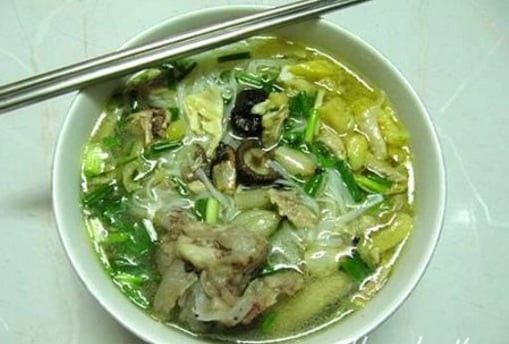 Bát phở gà nấm thành phẩm thơm ngon hấp dẫn