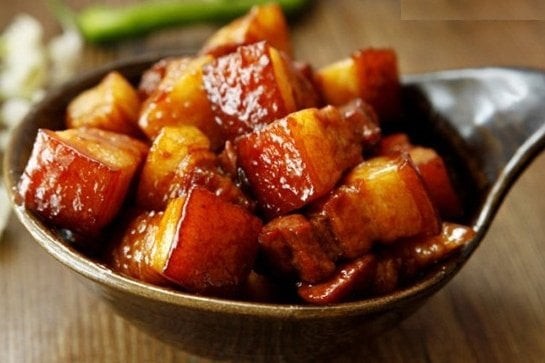Nguyên liệu chính và gia vị thơm lừng cho món thịt kho tàu nấu với bia gồm thịt ba chỉ, hành, gừng, hoa hồi và quế.